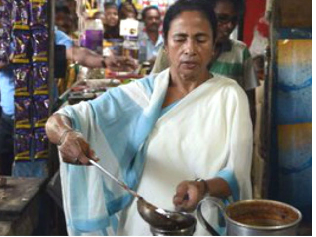 पश्चिम बंगाल /	ममता बनर्जी ने दुकान पर चाय बनाई और उसे परोसा भी
